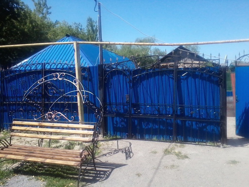 Скамейка и ворота